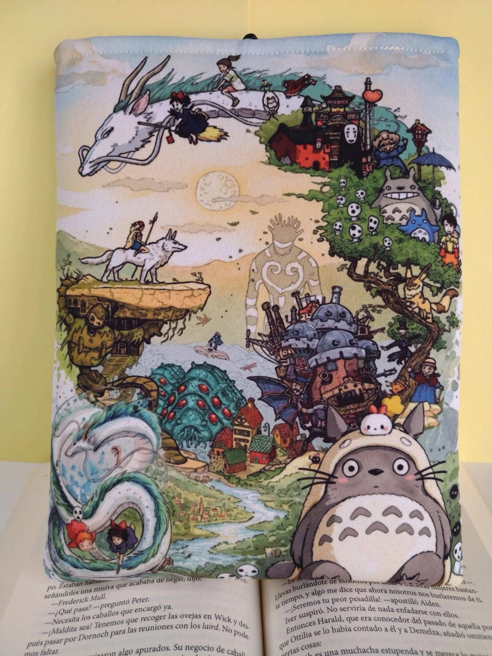 Célula literária acolchoada para livros ou tablets - Studio Ghibli e Totoro. Feito à mão. – photo 2